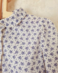 חולצה מכופתרת עם פרחים סגולים - oda-paam.com