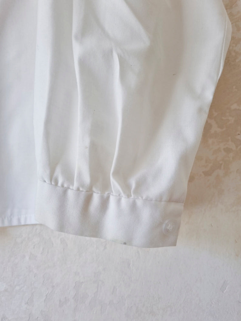 חולצה לבנה מכופתרת עם צווארון - oda-paam.com