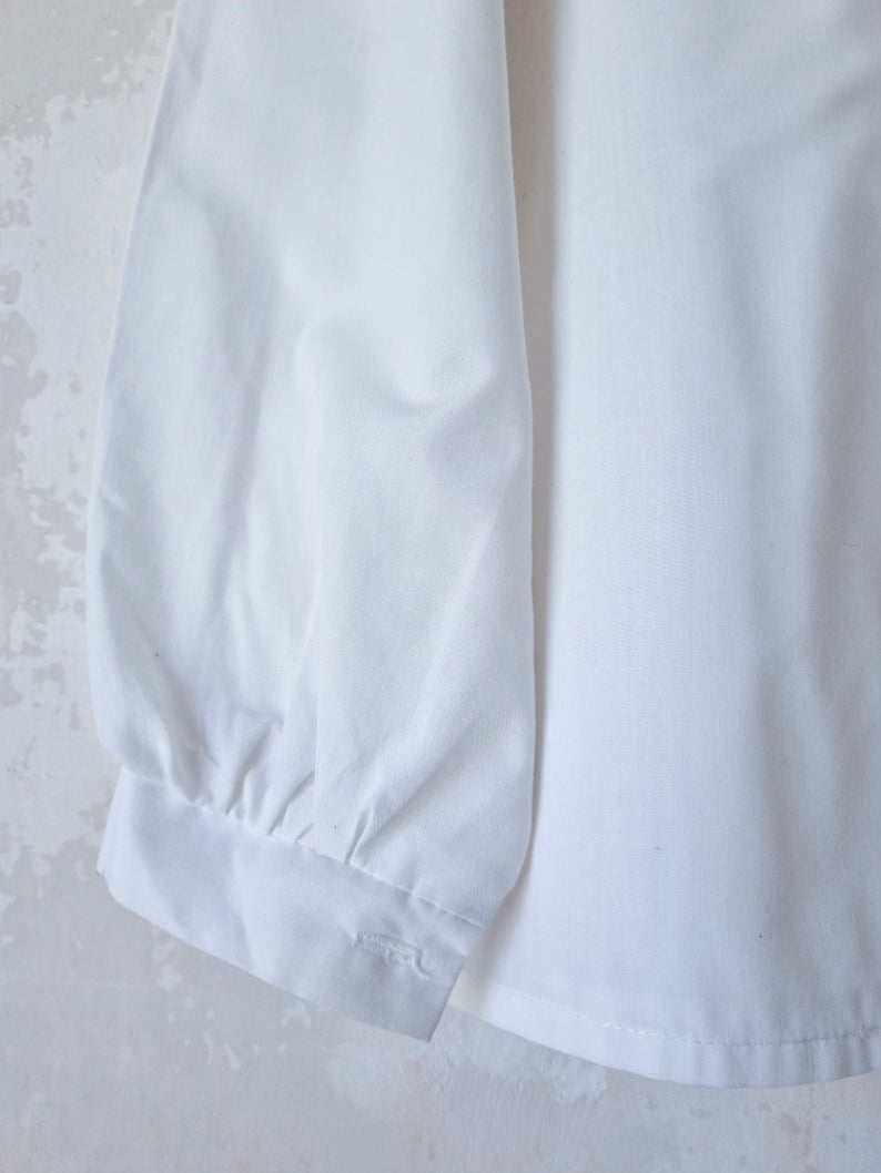 חולצה לבנה מכופתרת עם צווארון - oda-paam.com