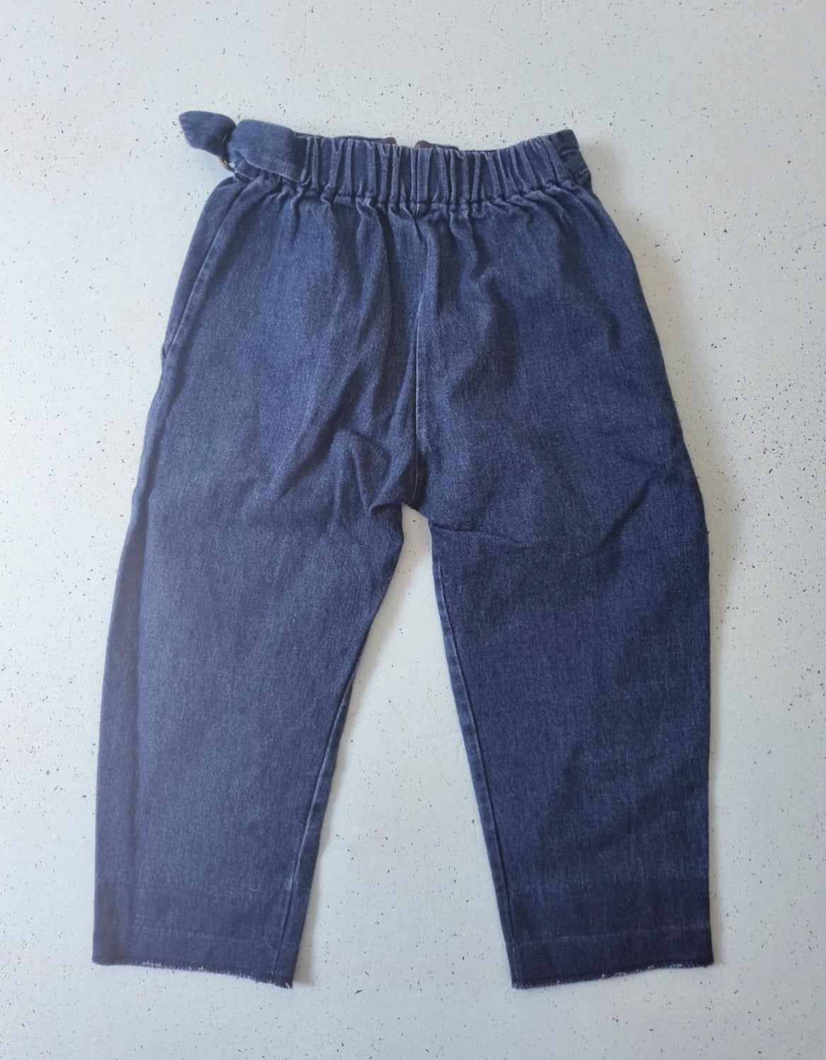 ג׳ינס ארוך עם כפתורים צבעוניים - oda-paam.com