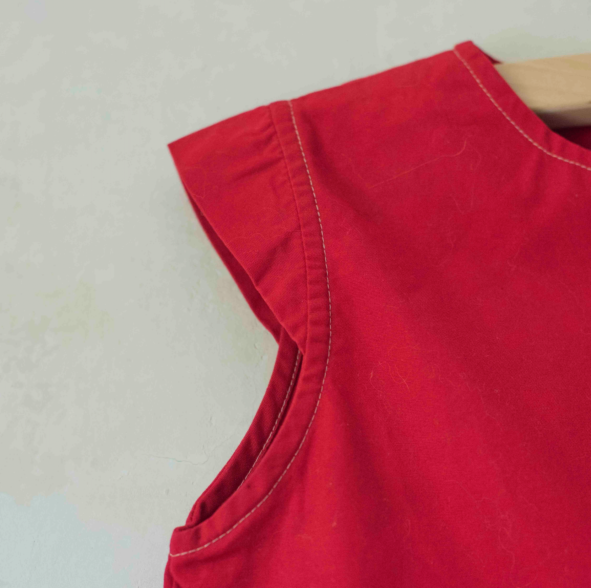 שמלה אדומה עם עוגן - oda-paam.com