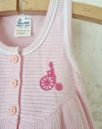 שמלת ורודה עם אופניים - oda-paam.com
