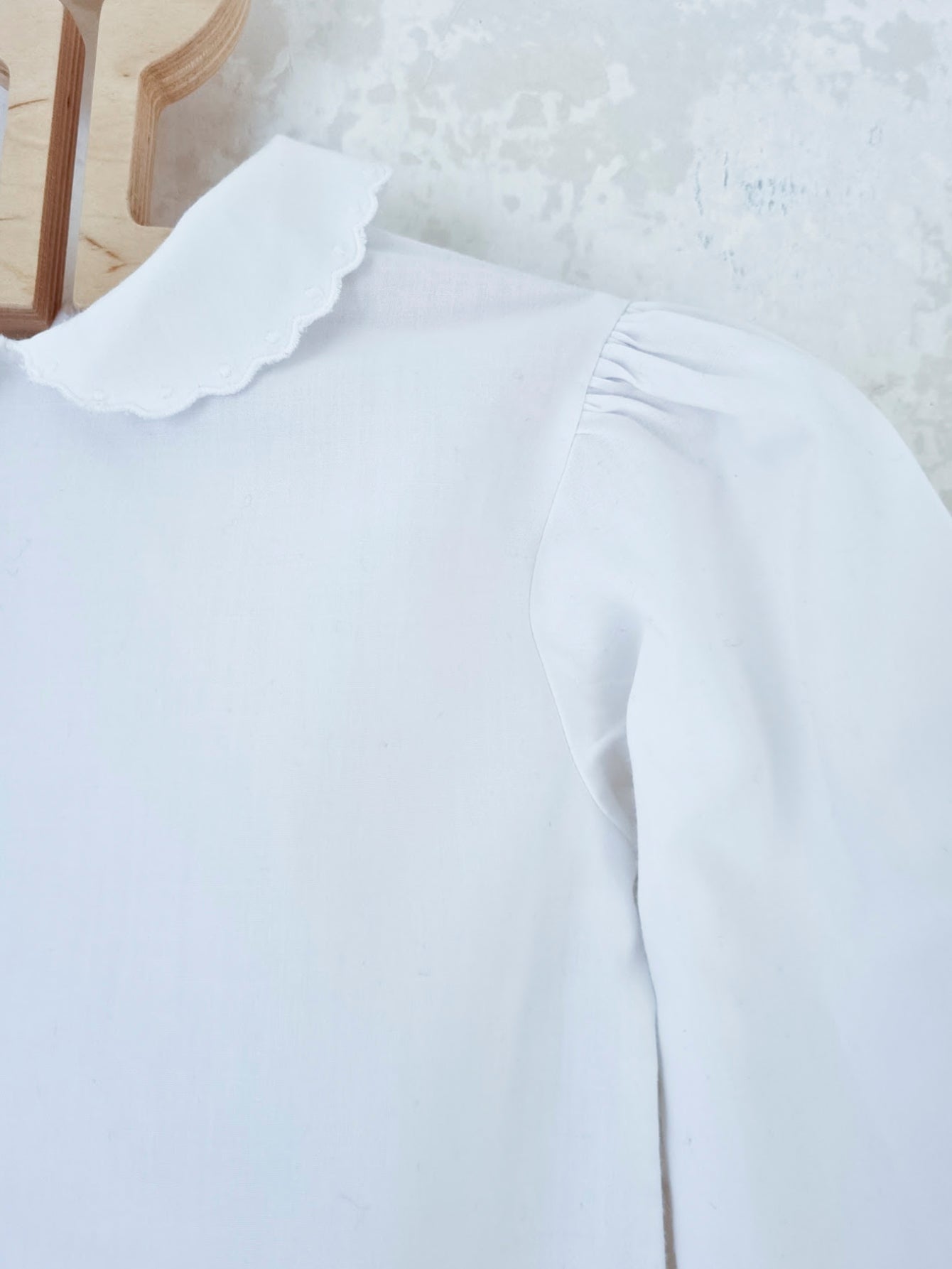 חולצה לבנה עם צווארון - oda-paam.com