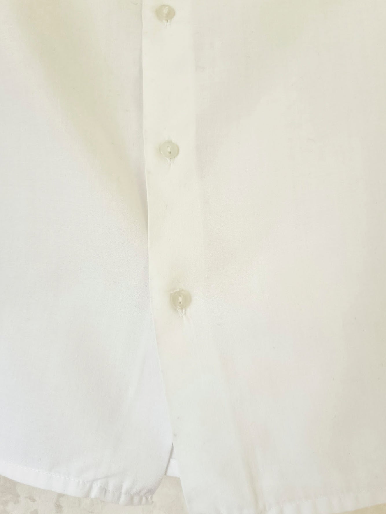 חולצה לבנה עם צווארון - oda-paam.com