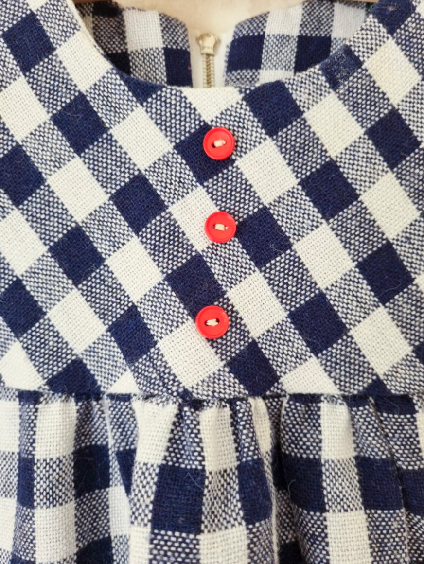 שמלה משבצות כחול-לבן עם כפתורים אדומים - oda-paam.com