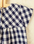 שמלה משבצות כחול-לבן עם כפתורים אדומים - oda-paam.com